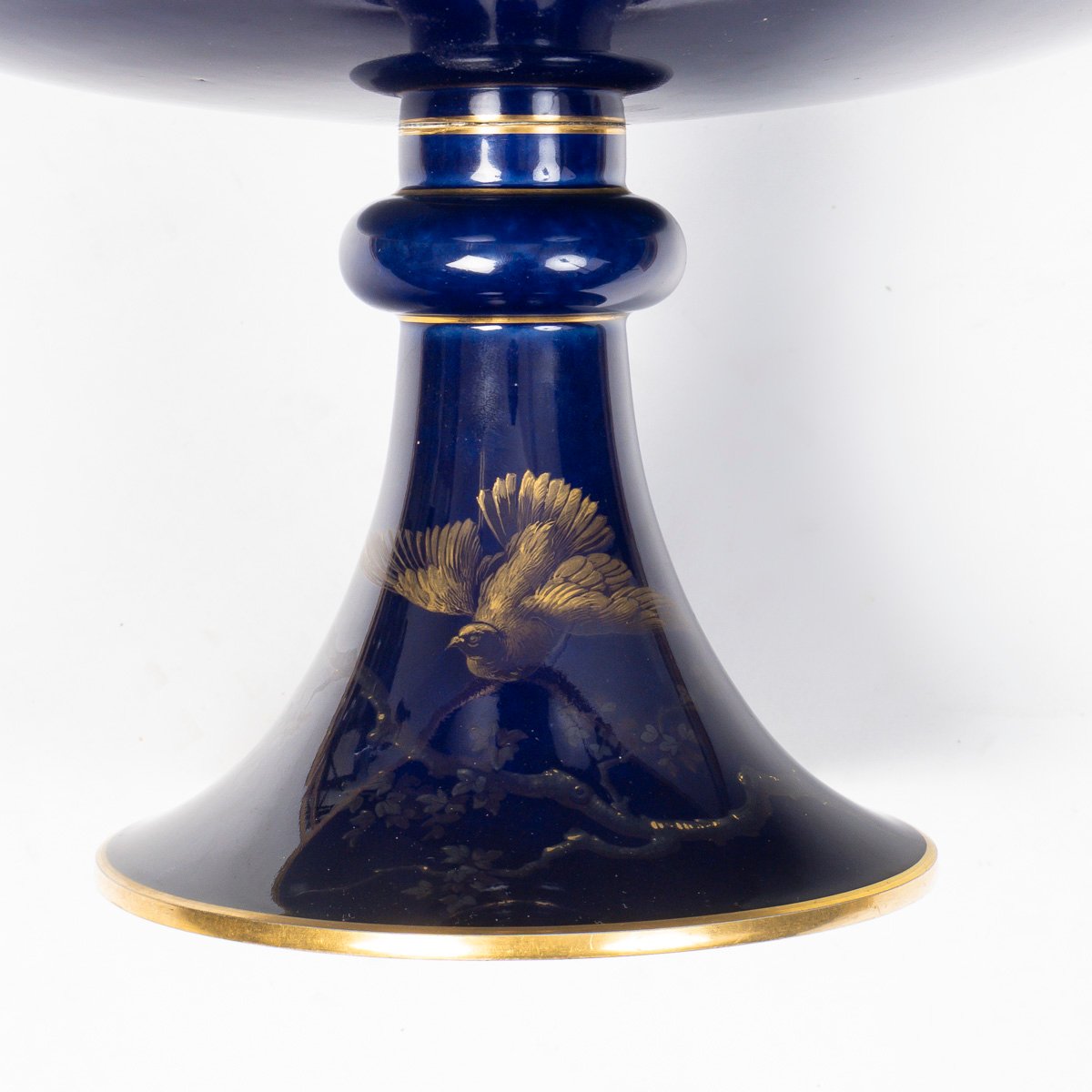 Large Footed Sèvres Porcelain Bowl With Gold Decoration On A Blue Background-photo-3