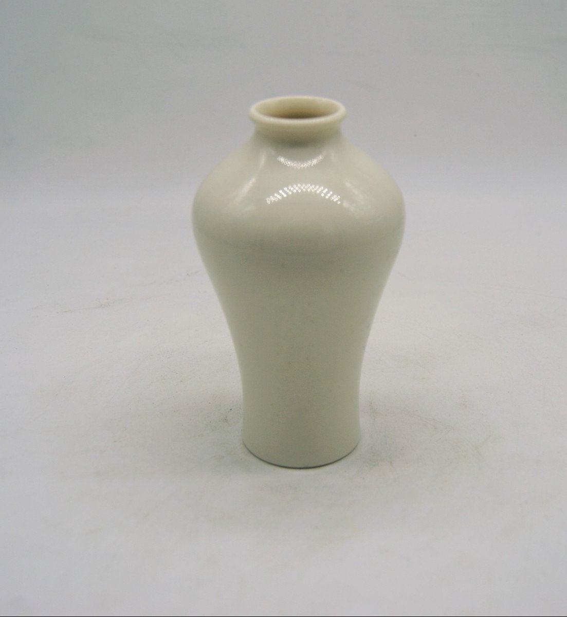 Vase Blanc En Porcelaine - Sèvres