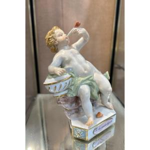 Amour, base triangulaire, Meissen 19eme, «  je les rends légers