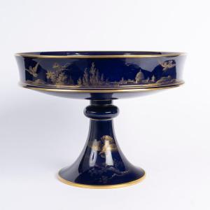 Grande coupe sur pied en porcelaine de Sèvres à décor or sur fond bleu