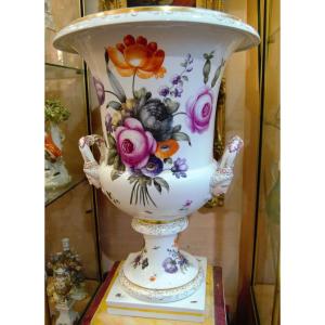 Grand Vase en porcelaine à Décor De Fleur Et Scène Galante