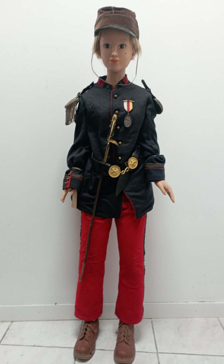 Mannequin enfant en uniforme du 4 ème R.I de la IIIème République