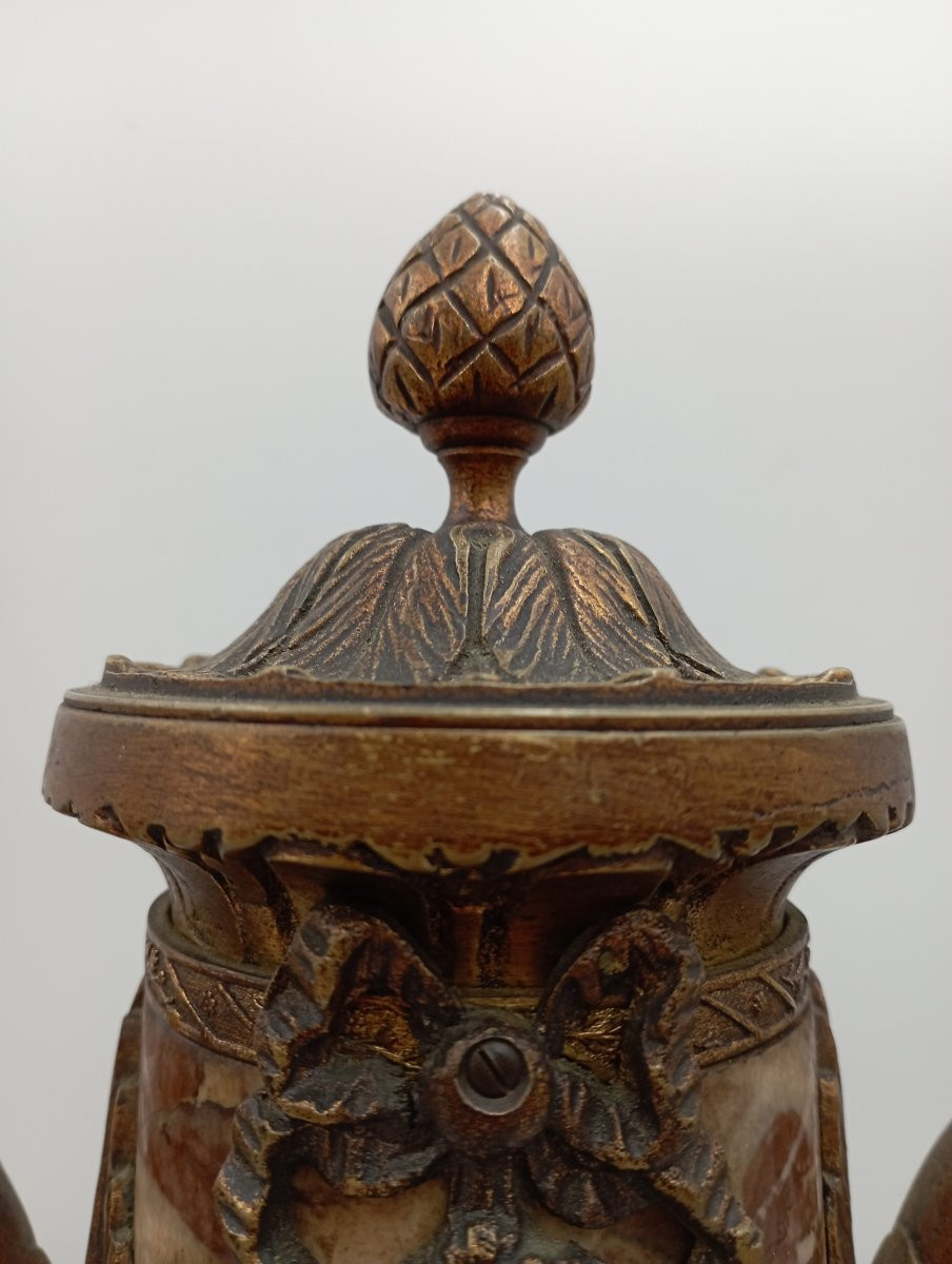 Paire de cassolettes en marbre et bronze doré-photo-1