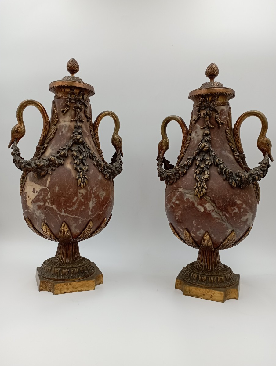 Paire de cassolettes en marbre et bronze doré