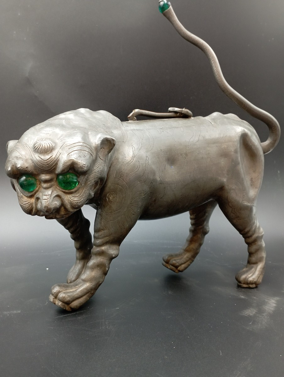 Boite en étain Lion / Chien de Fo dynastie Qing Chine XIX ème siècle