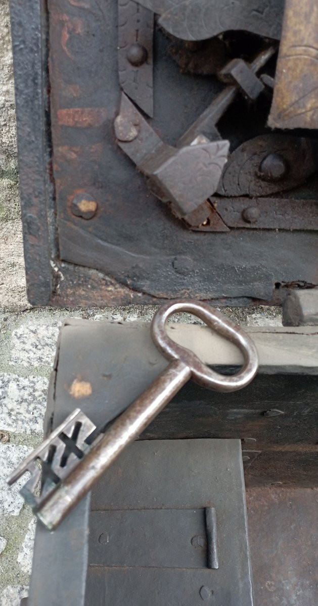 Coffre de ''pirate'' du XVII ème siècle-photo-2