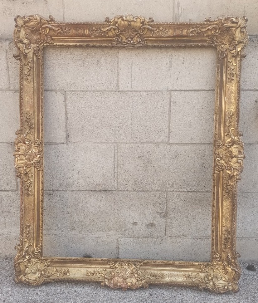Grand cadre en bois sculpté et doré du XVIII ème siècle