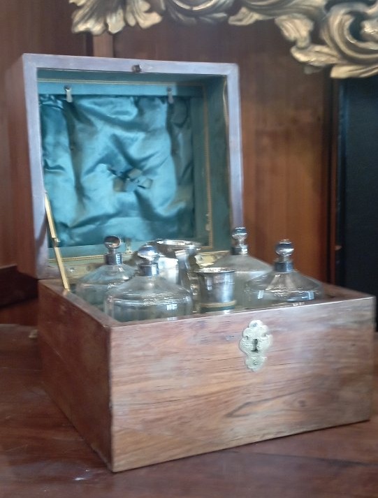 18th-century Perfume Bottle And Toiletries Set 
