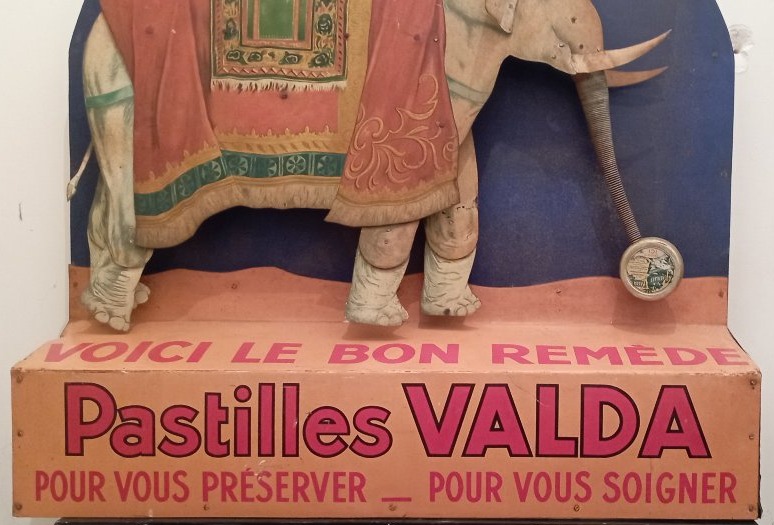 "pastilles Valda" Storefront Vending Machine-photo-4