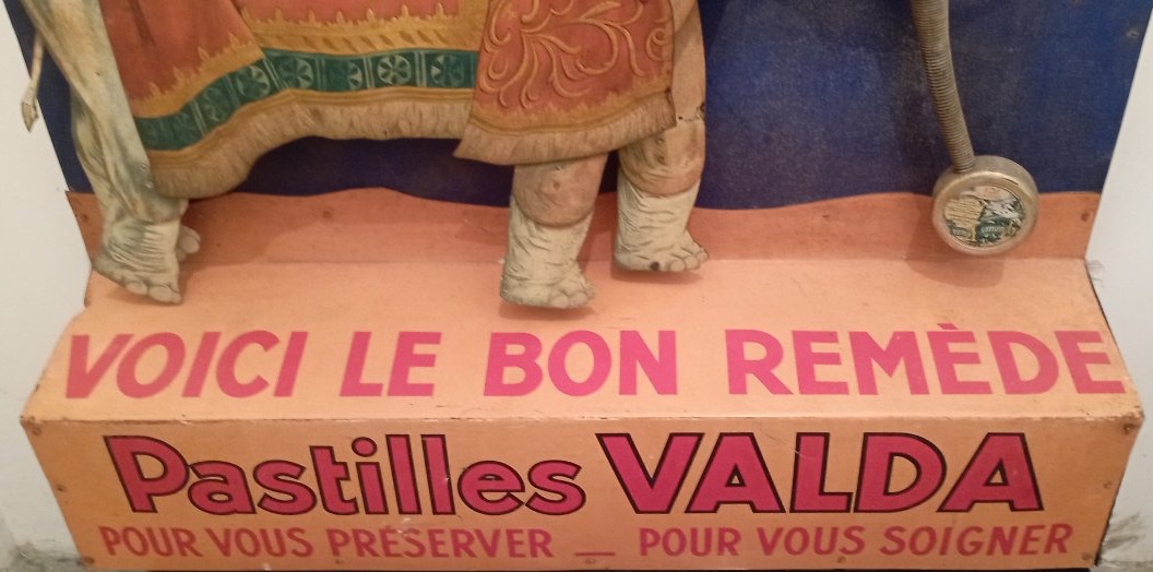 "pastilles Valda" Storefront Vending Machine-photo-1