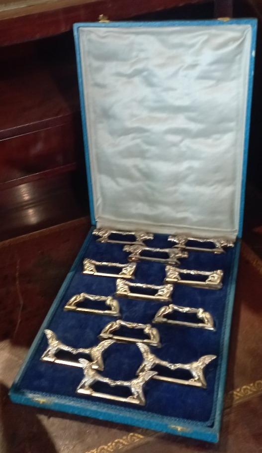 Porte-couteaux métal argenté dans leur écrin