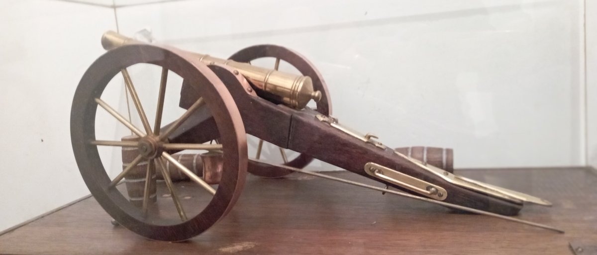 Canon de Gribeauval en vitrine, travail de maîtrise-photo-2