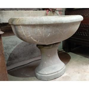 Bénitier en pierre Marbrière sur pied époque XVIIII ème siécle