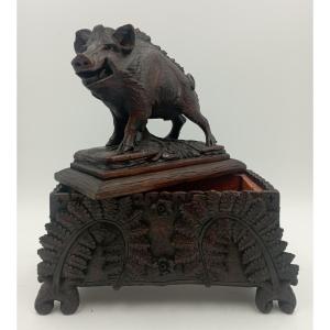 Boite à tabac sculpture d'un sanglier origine foret noire