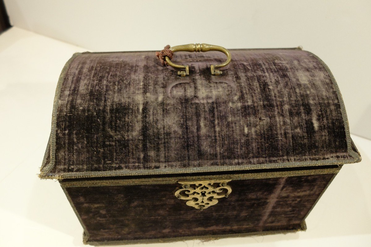 Domed Box, With Secret, In Wood Trimmed With Purple Velvet, Holland 17th Century-photo-1