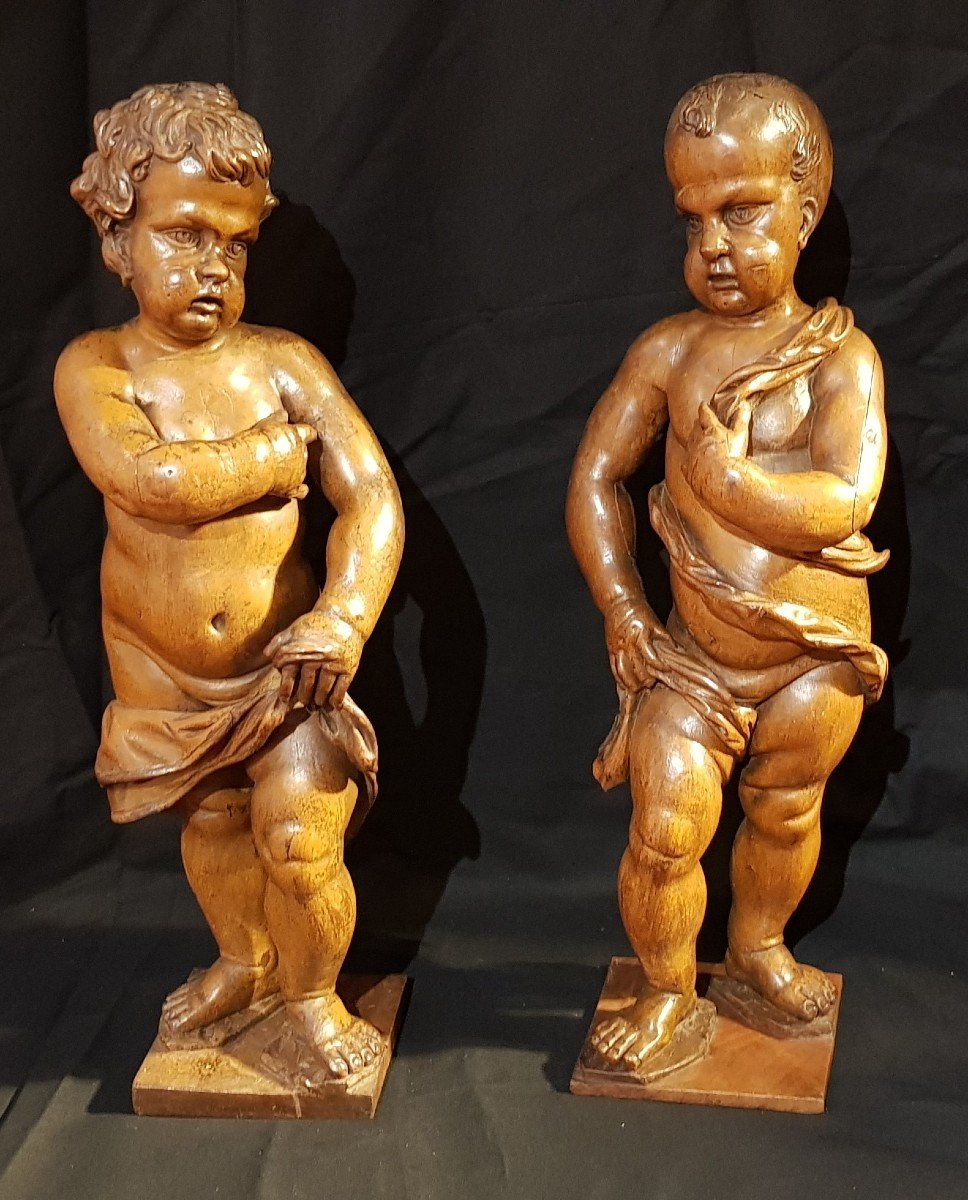 Deux Putti Formant Pendant En Bois Sculpté. Allemagne XVIIe Siècle