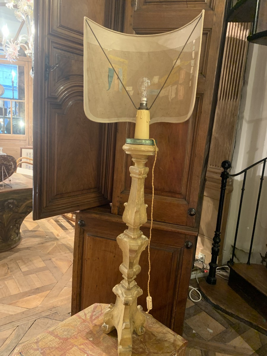 Grand pique-cierge en bois doré monté en lampe, abat-jour avec une vue d'optique de Rome. 18e S-photo-1