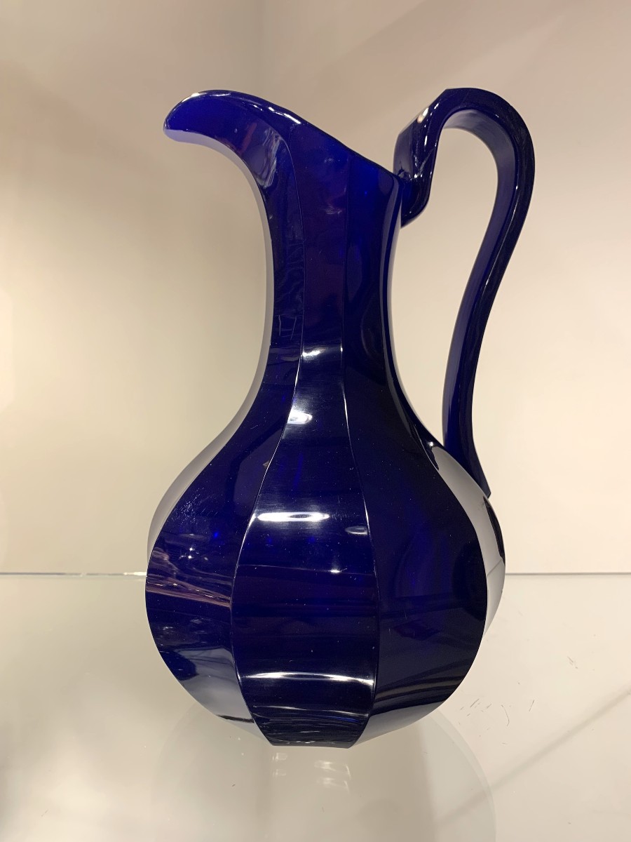 Pichet à pans en verre taillé bleu. Epoque XIXème siècle.
