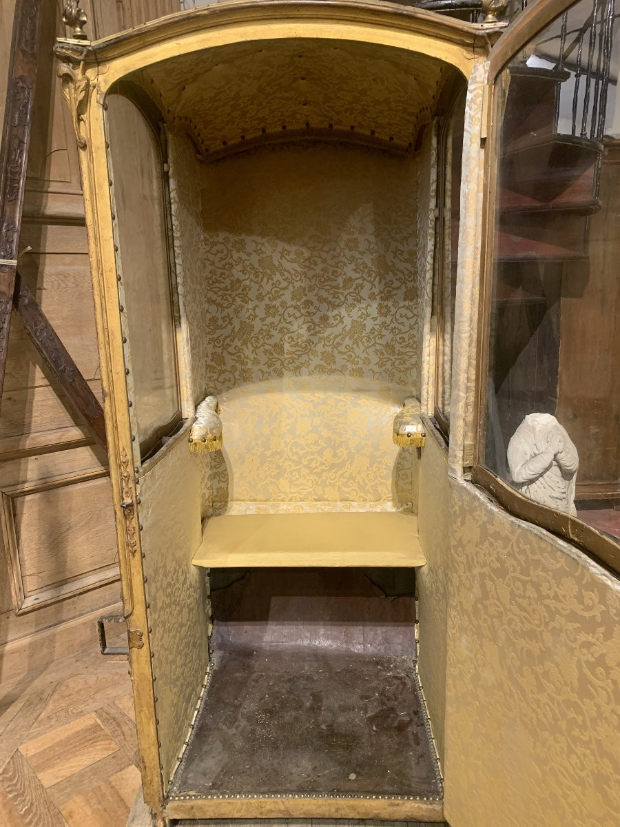 Chaise à porteurs d'époque Régence en bois sculpté, doré et laqué avec ses brancards en noyer-photo-1