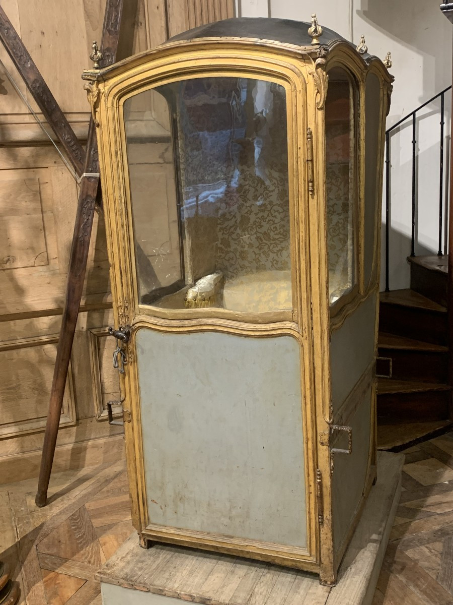 Chaise à porteurs d'époque Régence en bois sculpté, doré et laqué avec ses brancards en noyer