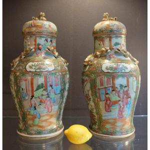 Belle Paire De Grands Vases Couverts En Porcelaine De Canton  XIX ème Siècle