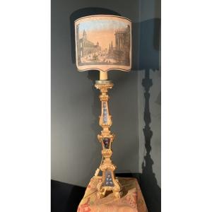 Grand pique-cierge en bois doré monté en lampe, abat-jour avec une vue d'optique de Rome. 18e S