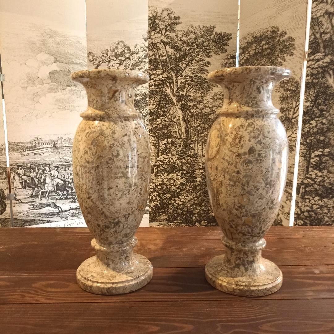 Paire de vases balustres en marbre