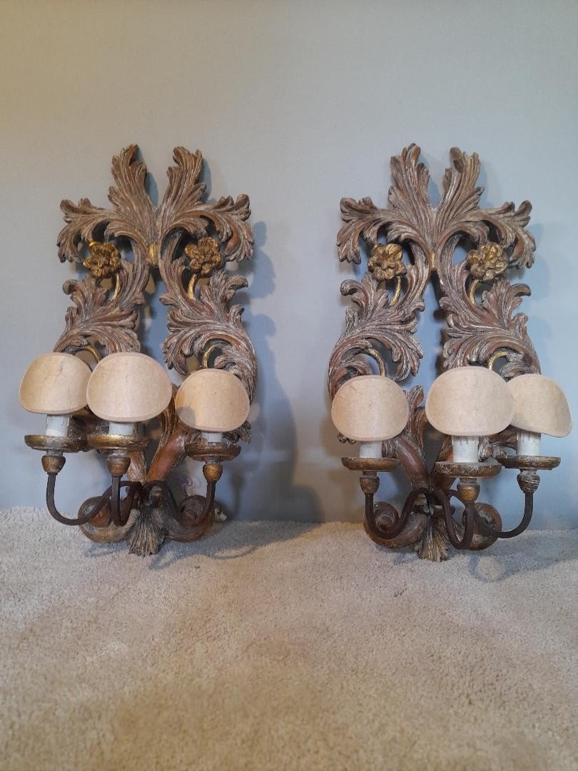 Paire d'appliques italiennes en bois sculpté