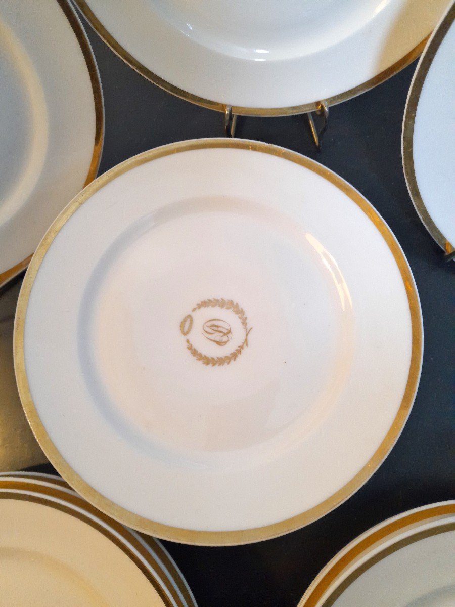 Douze assiettes blanches en porcelaine de Paris-photo-3
