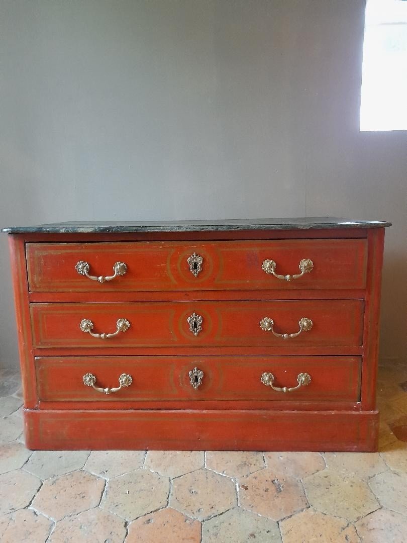 Commode peinte ouvrant par trois tiroirs de style provencal