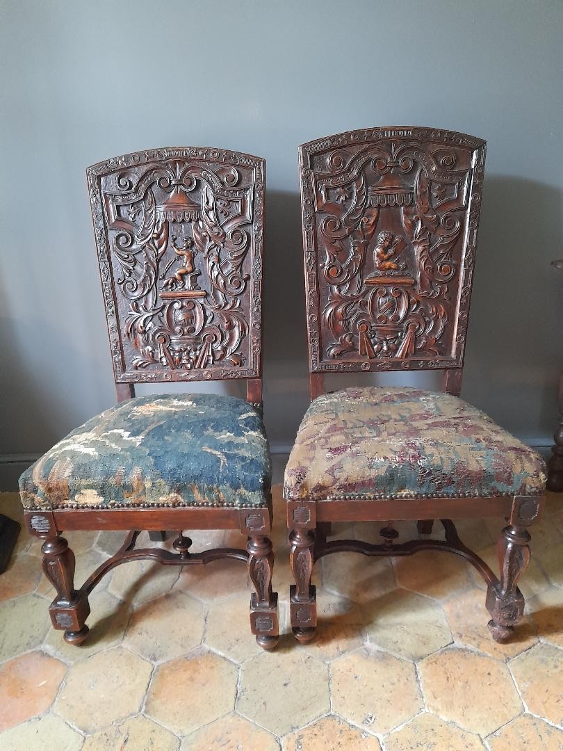 Paire de chaises a hauts dossiers style haute époque, renaissance, début XVII ème