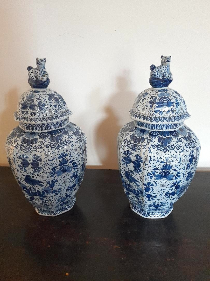 Paire de pots couverts en faïence de DELFT