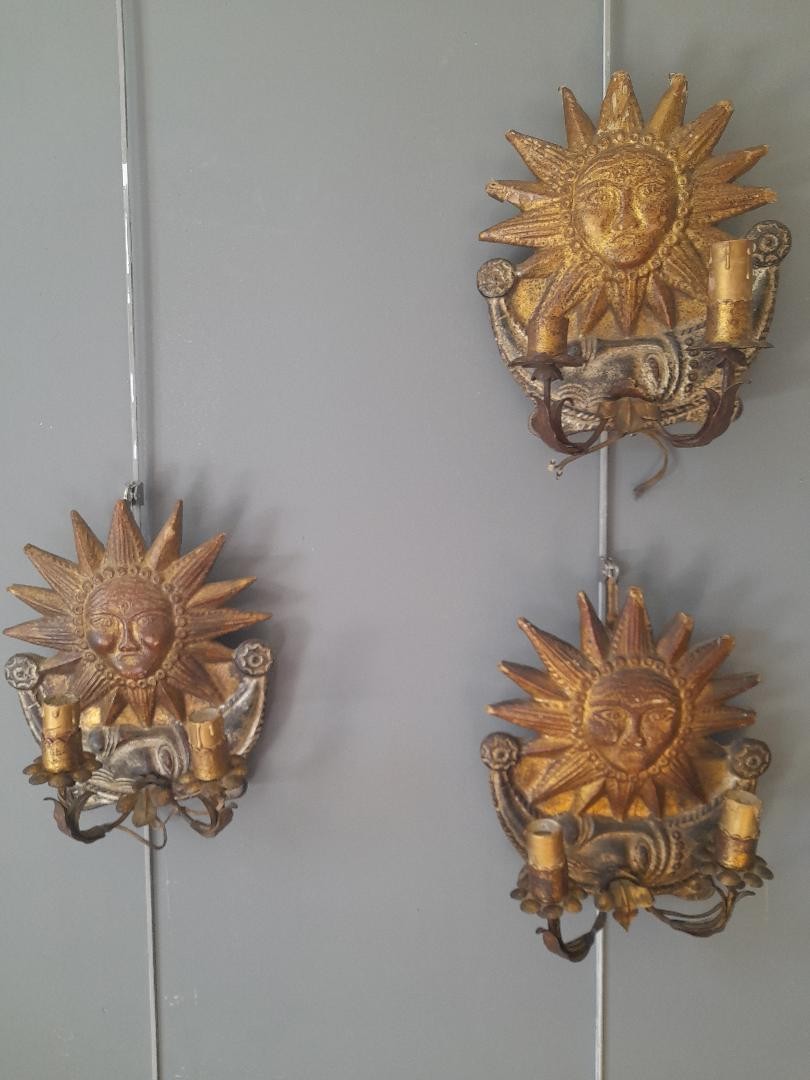 Trois appliques en bois doré 