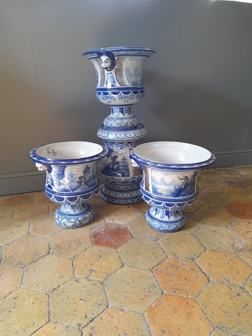 Trois cache-pots  en faïence de Nevers ( Montagnon) on y joint un socle 