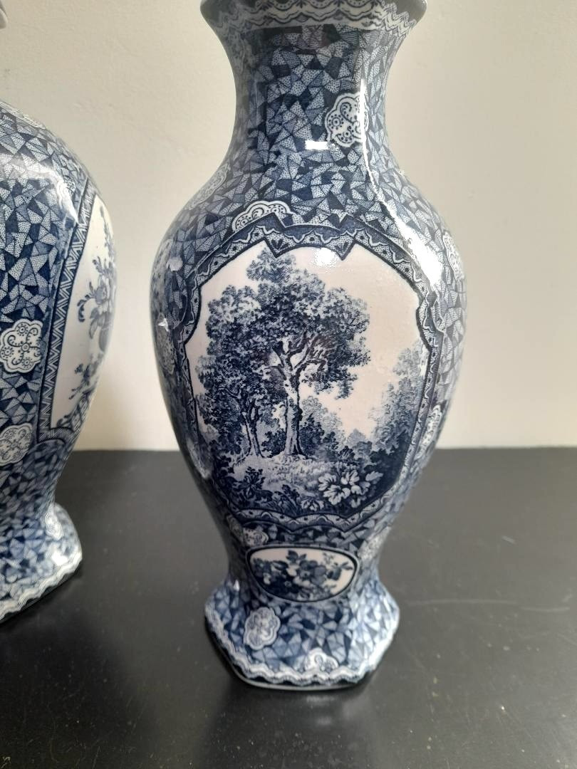 Pot couvert et deux vases en porcelaine anglaise-photo-2