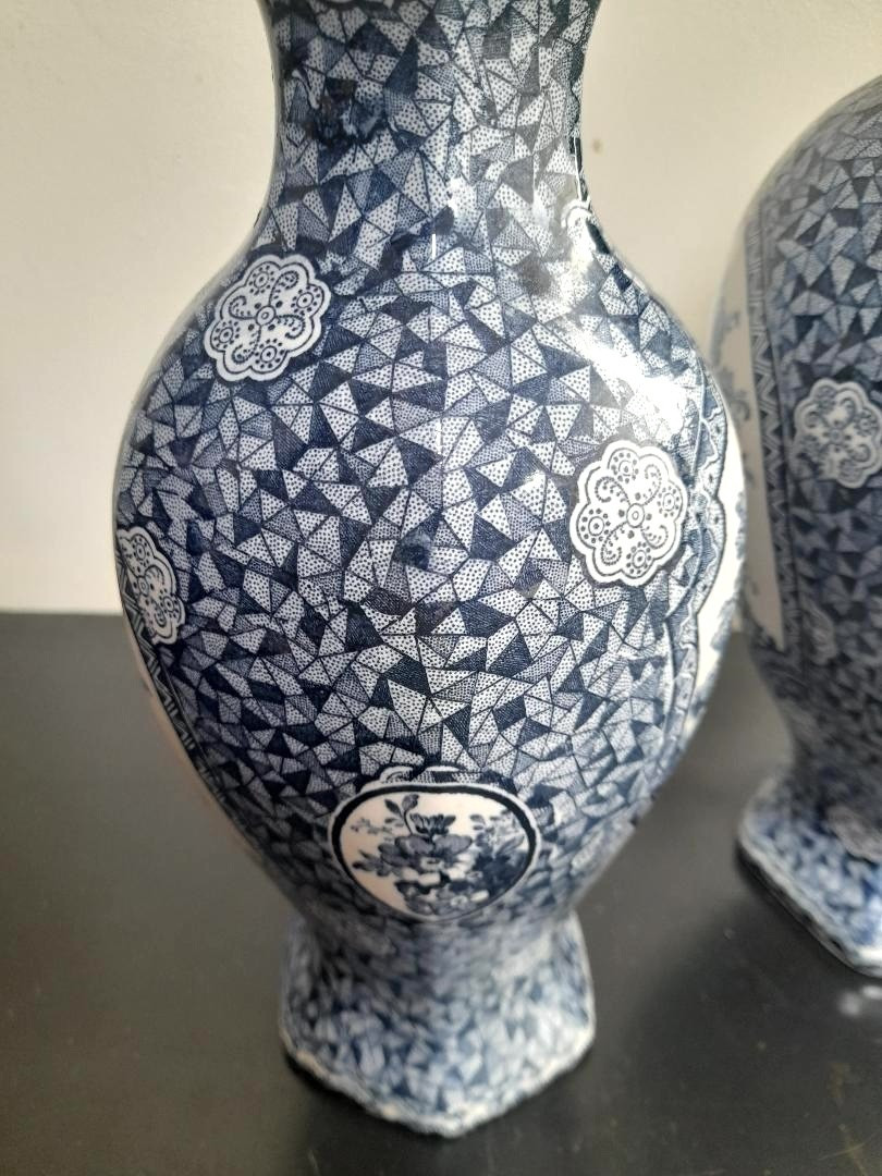 Pot couvert et deux vases en porcelaine anglaise-photo-3