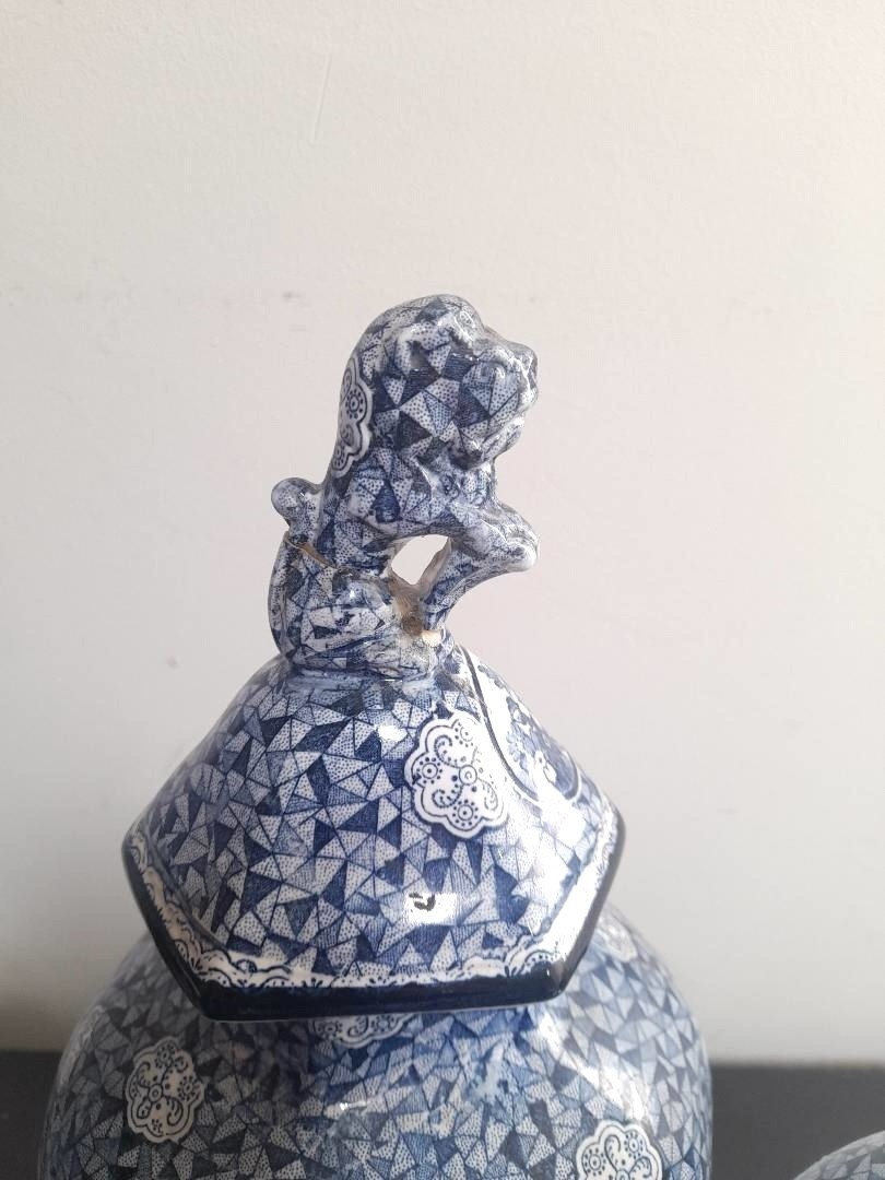 Pot couvert et deux vases en porcelaine anglaise-photo-4