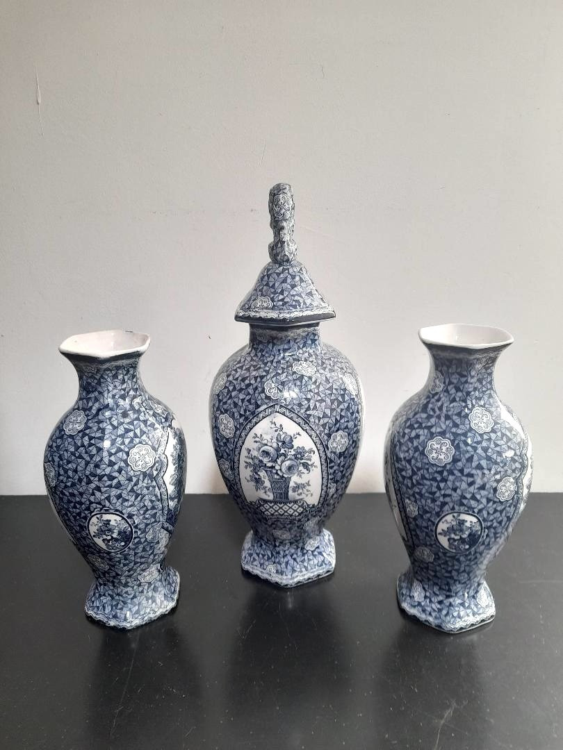 Pot couvert et deux vases en porcelaine anglaise