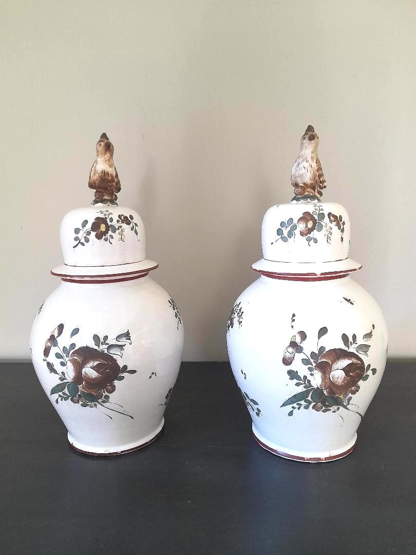 Paire de potiches couvertes en faïence de l'Est