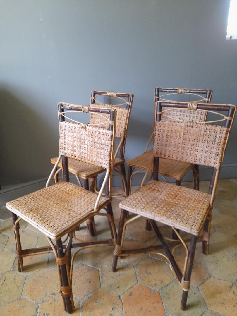 Quatre chaises en rotin