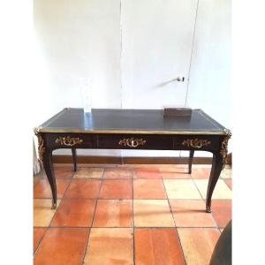 Bureau plat de style Louis XV en poirier noirci