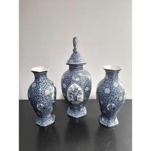 Pot couvert et deux vases en porcelaine anglaise
