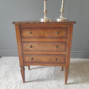 Petite commode de style Louis XVI