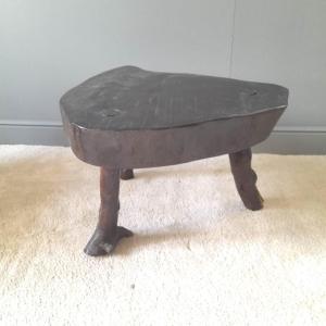 Table basse en bois brutaliste