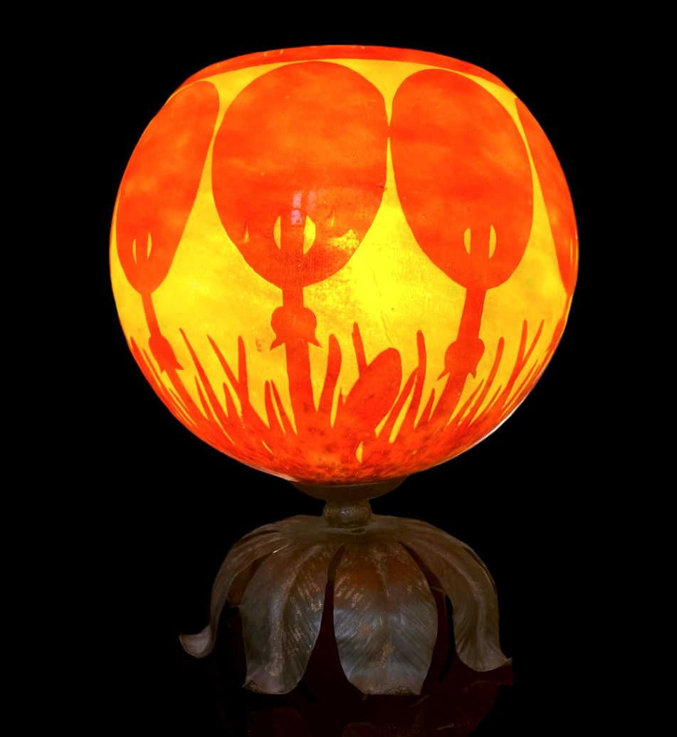 Lampe Art Déco – Abat-jour Le Verre Français décor Coprins, pied en fer forgé