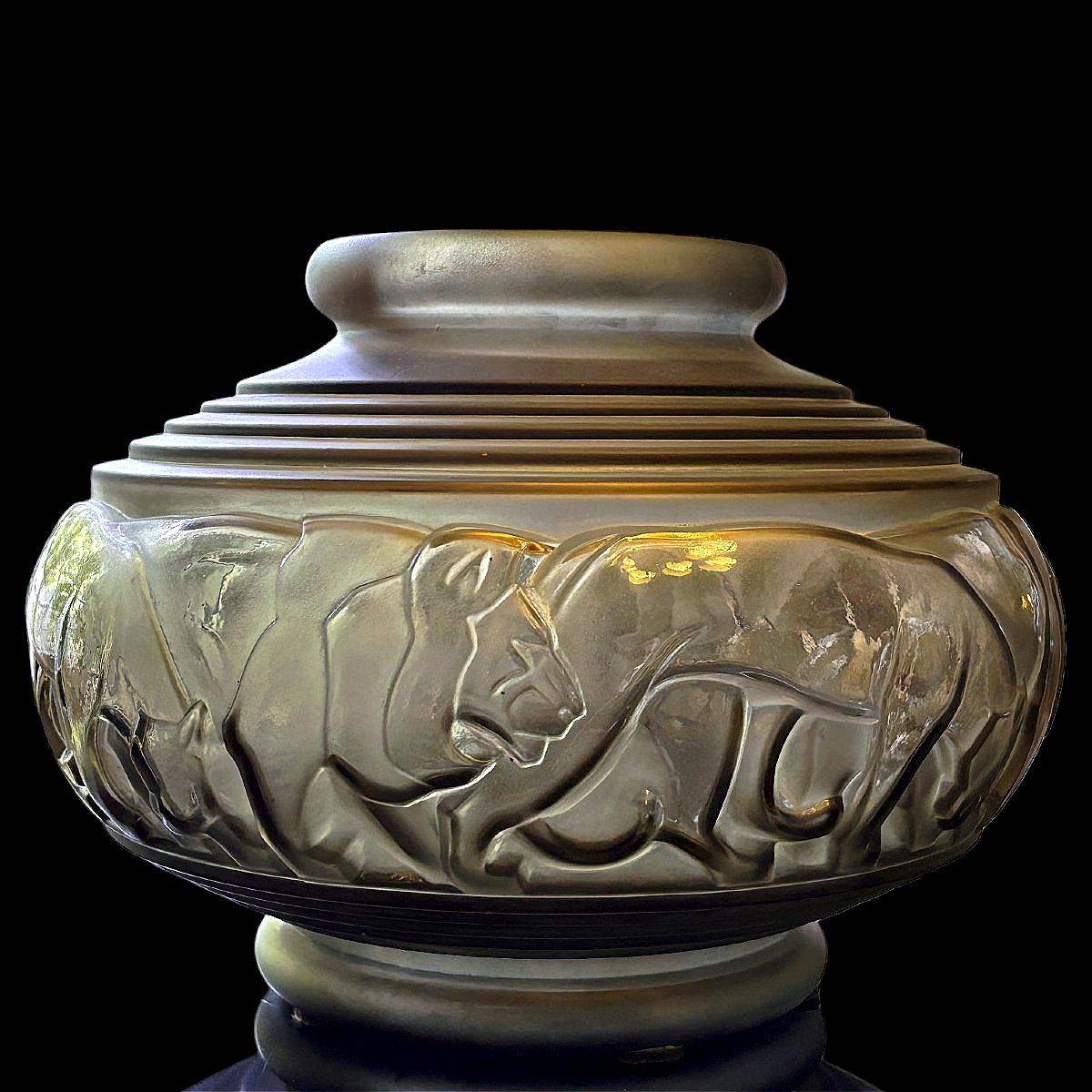 Vase Art Déco aux lions de Pierre d'Avesn