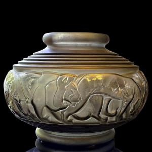 Vase Art Déco aux lions de Pierre d'Avesn