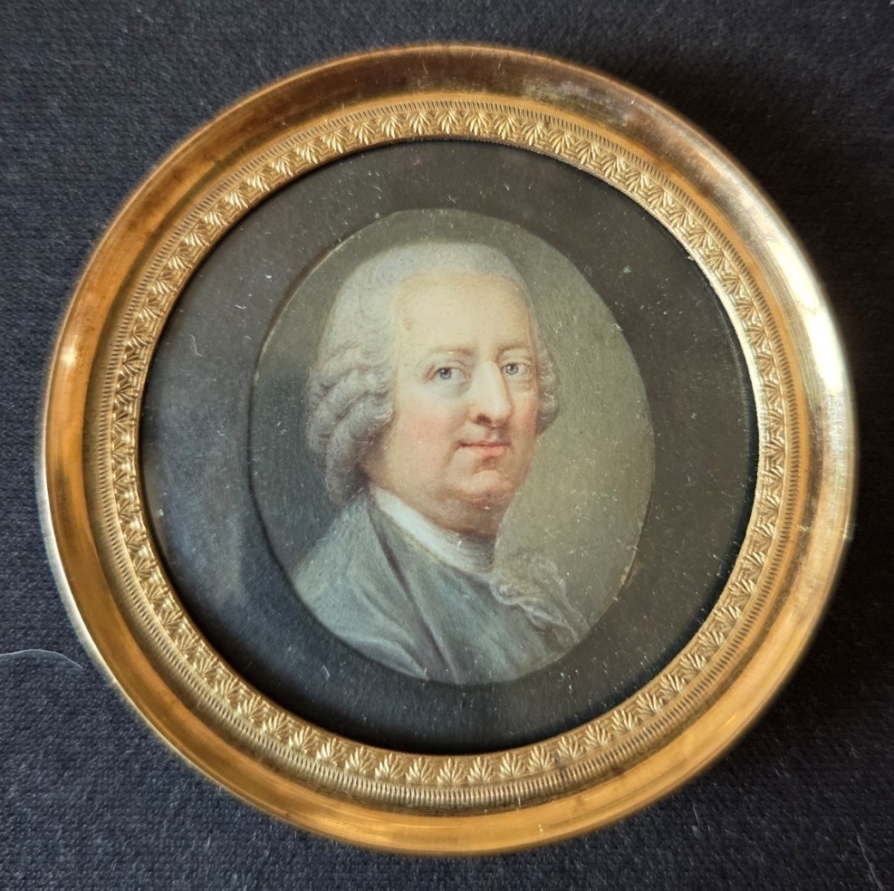 MINIATURE du XVIIIeme. Portrait d'homme à l'habit gris