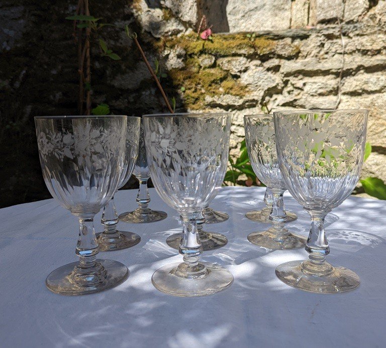 Série De Neuf Verres Taillés Et Gravés De Baccarat