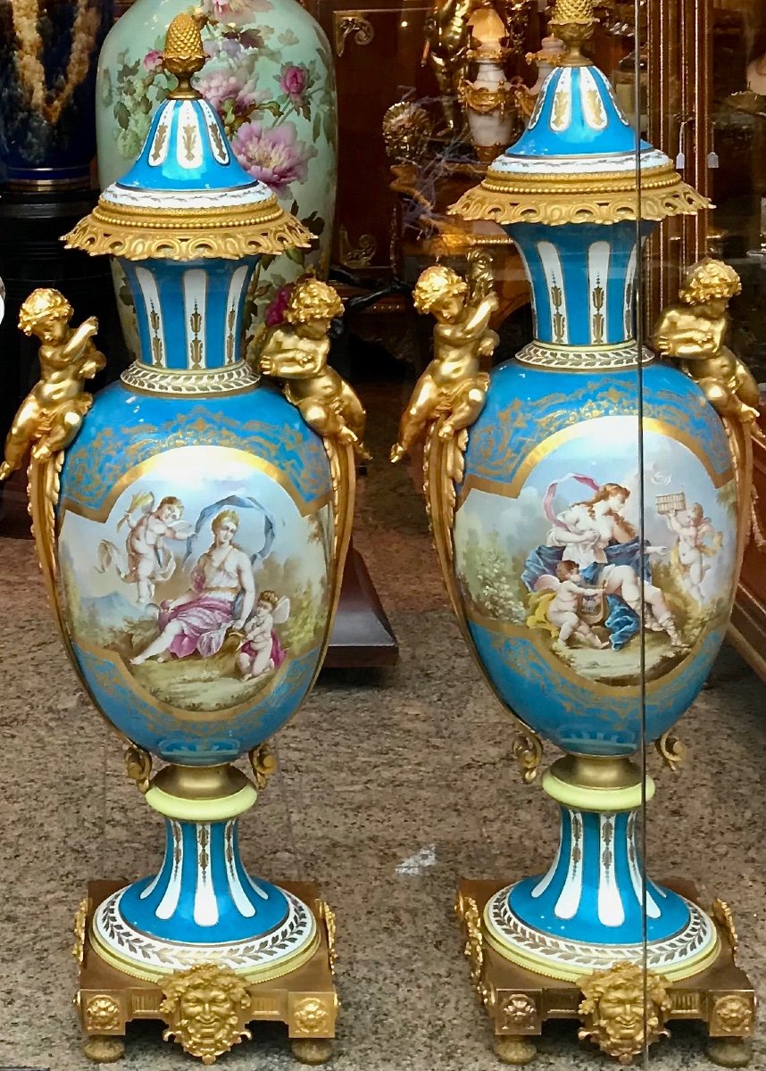 Paire De Vases Sèvres Bleu Ciel Sur Monture De Bronze Doré Signé Quentin. Réf: 199